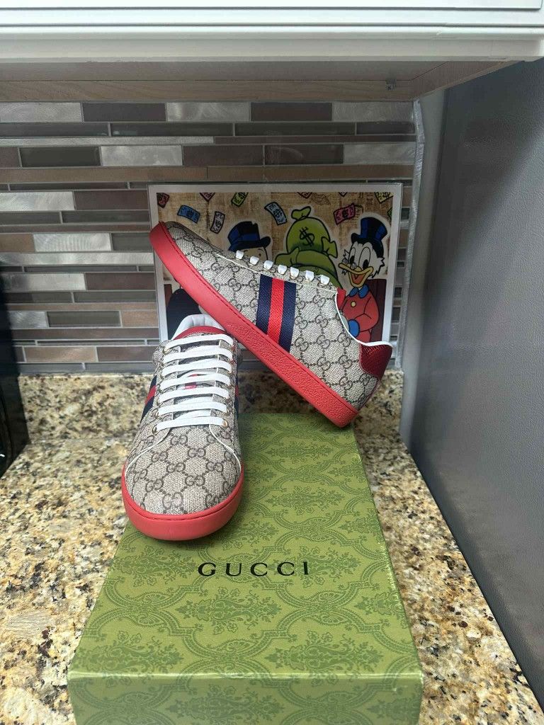 New Gucci size with dust bag and everything
Got a size 10- 10 1/2 /  11- 11 1/2
