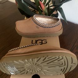 Size:6 New Women UGG Tasman Slippers   Talla:6 Pantunflas UGG Nuevas De Mujer  *Pick Up Oxnard, CA 93033 *Shipping available with extra fee $90** FIRM