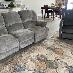 Like New Reclining Sofa And Recliner