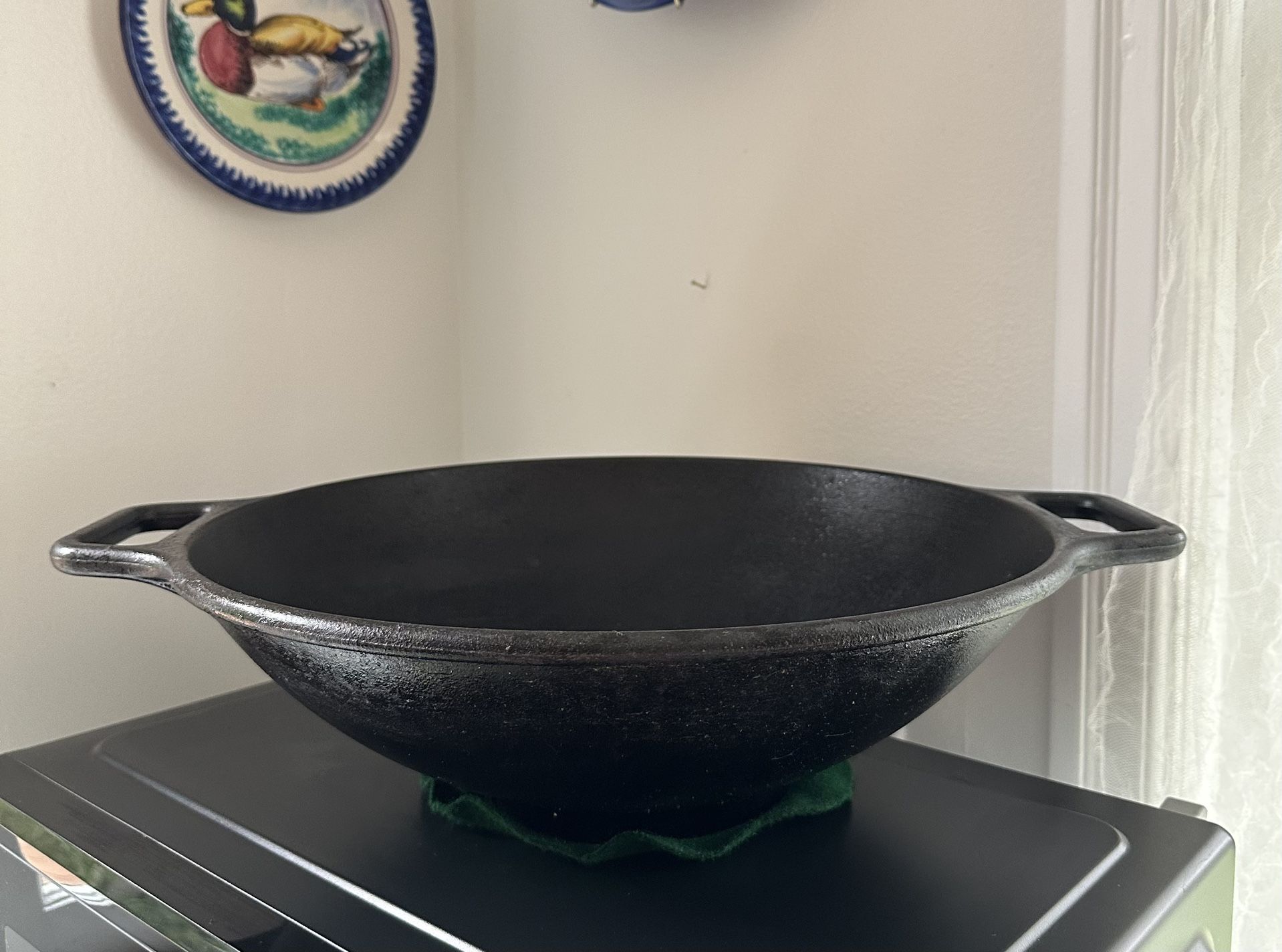 Lodge ® Cast Iron Wok with Flat Base