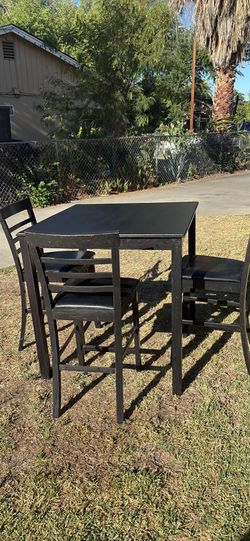 Table with 3 chairs