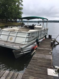 2005 Crest III Classic 22’ Pontoon Boat