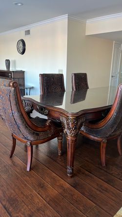 Beautiful classic 6 seat dining table