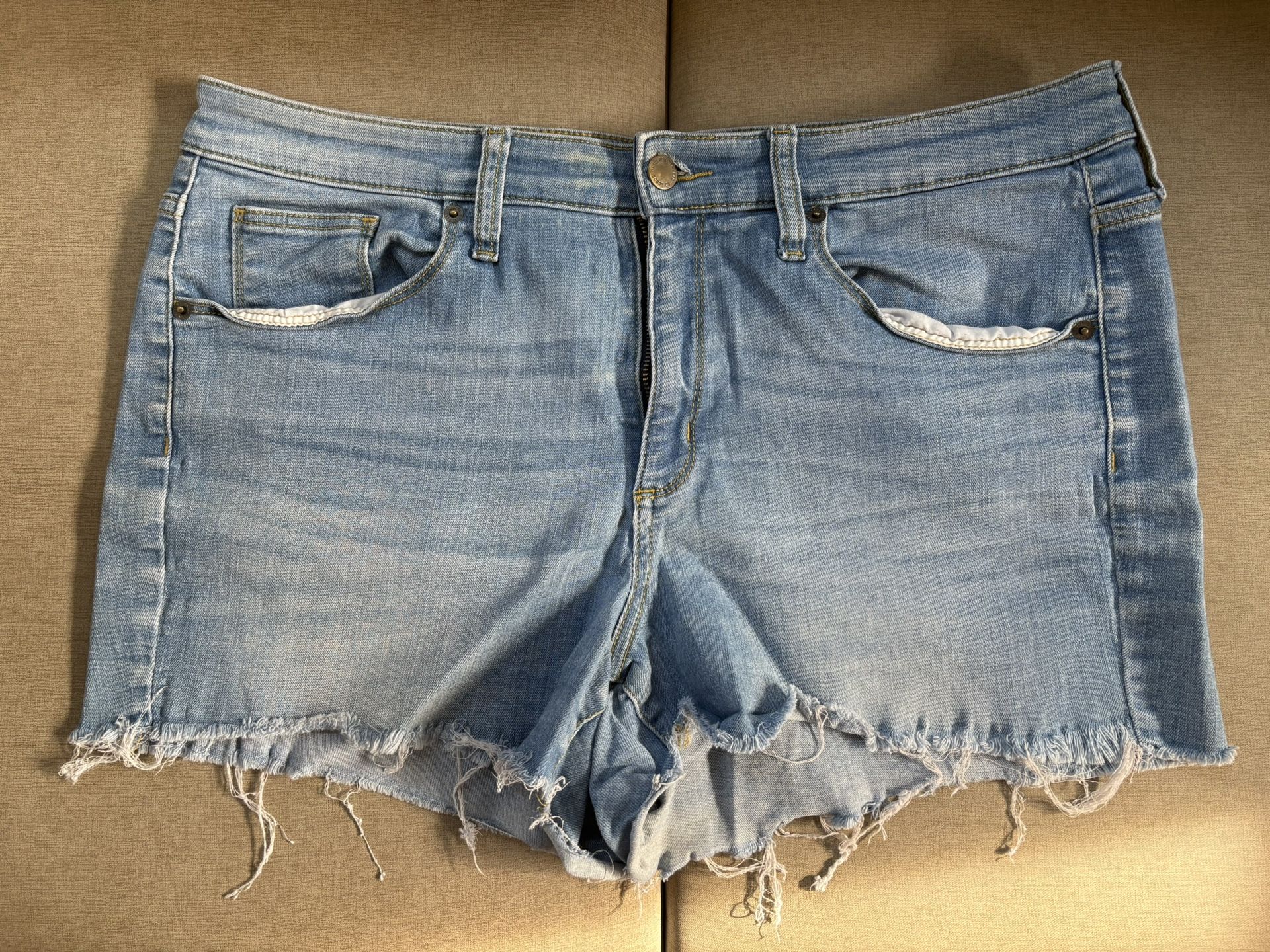 Universal Thread High-Rise Distressed Denim Shorts – Size 14/32