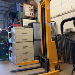 Straddle Pallet Stacker