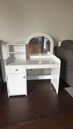 Kids vanity with lights