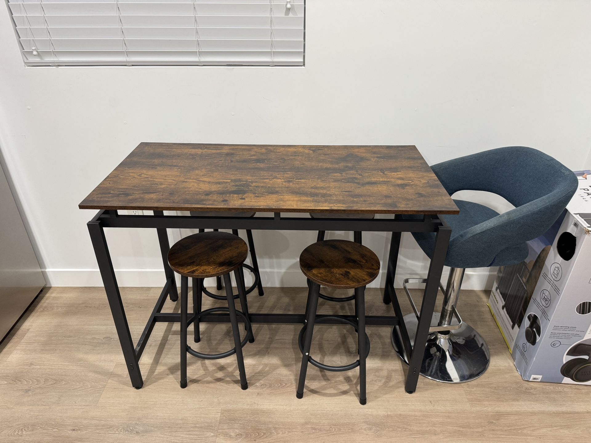 Dining Table With 4 Stools