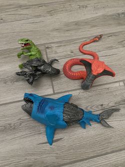 Raw 10 Toy Bundle