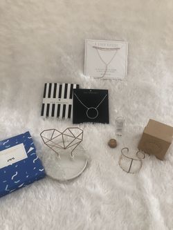 3 Necklaces 1 Bracelet & Heart Shape Jewelry Holder