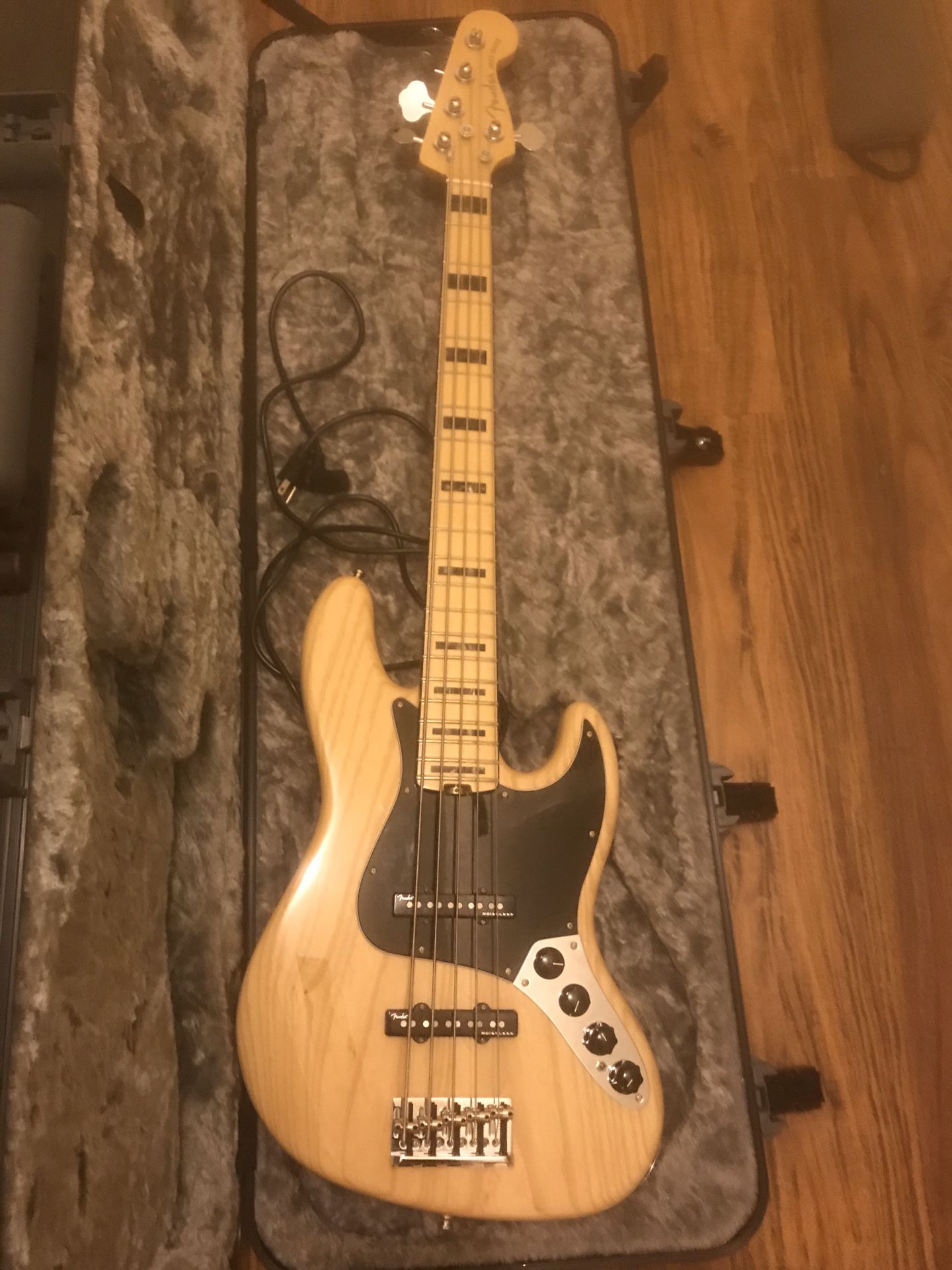 Fender Deluxe Active Jazz Bass (Maple Natural Ash)