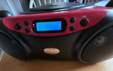 GPX SPORTY CD AND RADIO BOOMBOX AM / FM IN RED AND BLACK