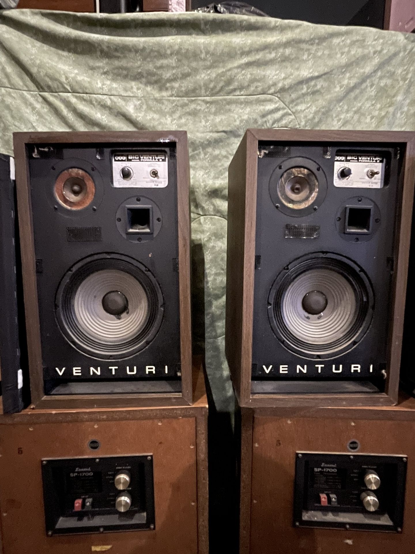 BIC Venturi Formula 2 Speakers with grills