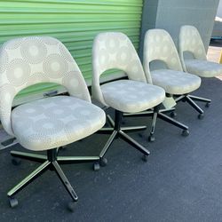 4 Knoll Saarinen Executive Office Chairs With Swivel Base 