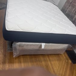 DreamCloud Memory Foam Mattress, King, Like New, Perfect Condition