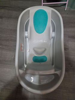 Deluxe newborn to toddler bathtub