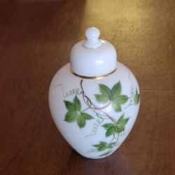Vintage Milk Glass Lidded Jar Hand Painted Green Ivy Gold Trim Ginger 
Urn Vase Mid Century. Pre-owned, very good shape, no chips or cracks.
Material: