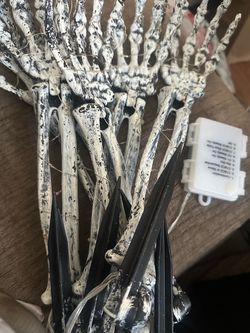 skeleton hands stakes lights up