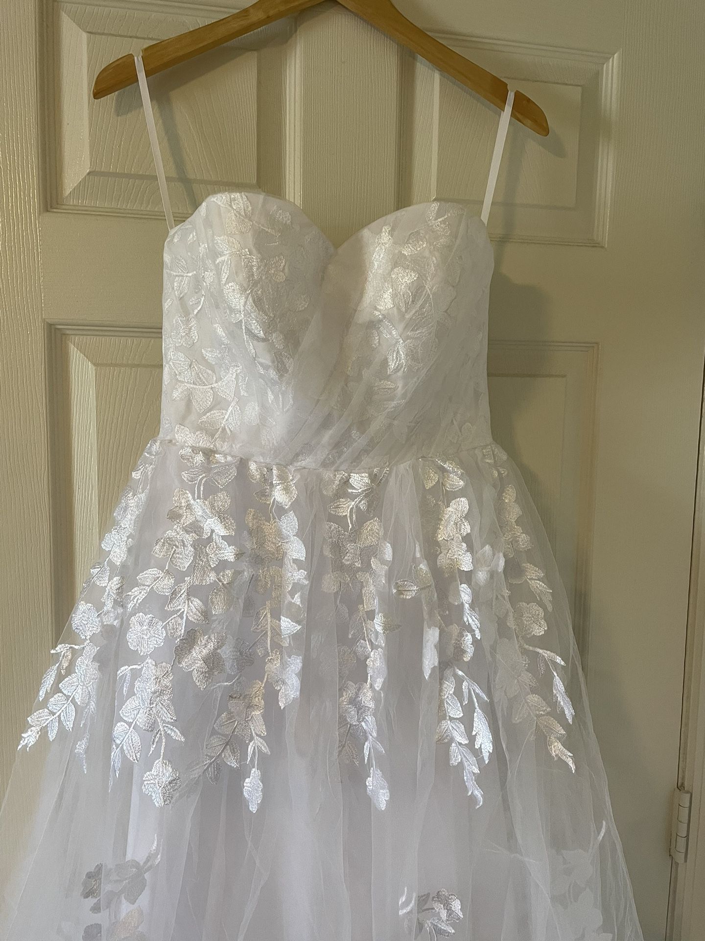 Size 6 - Floral Lace Wedding Dress