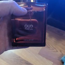 Perfume de hombre huele bien rico se llama oud parfum