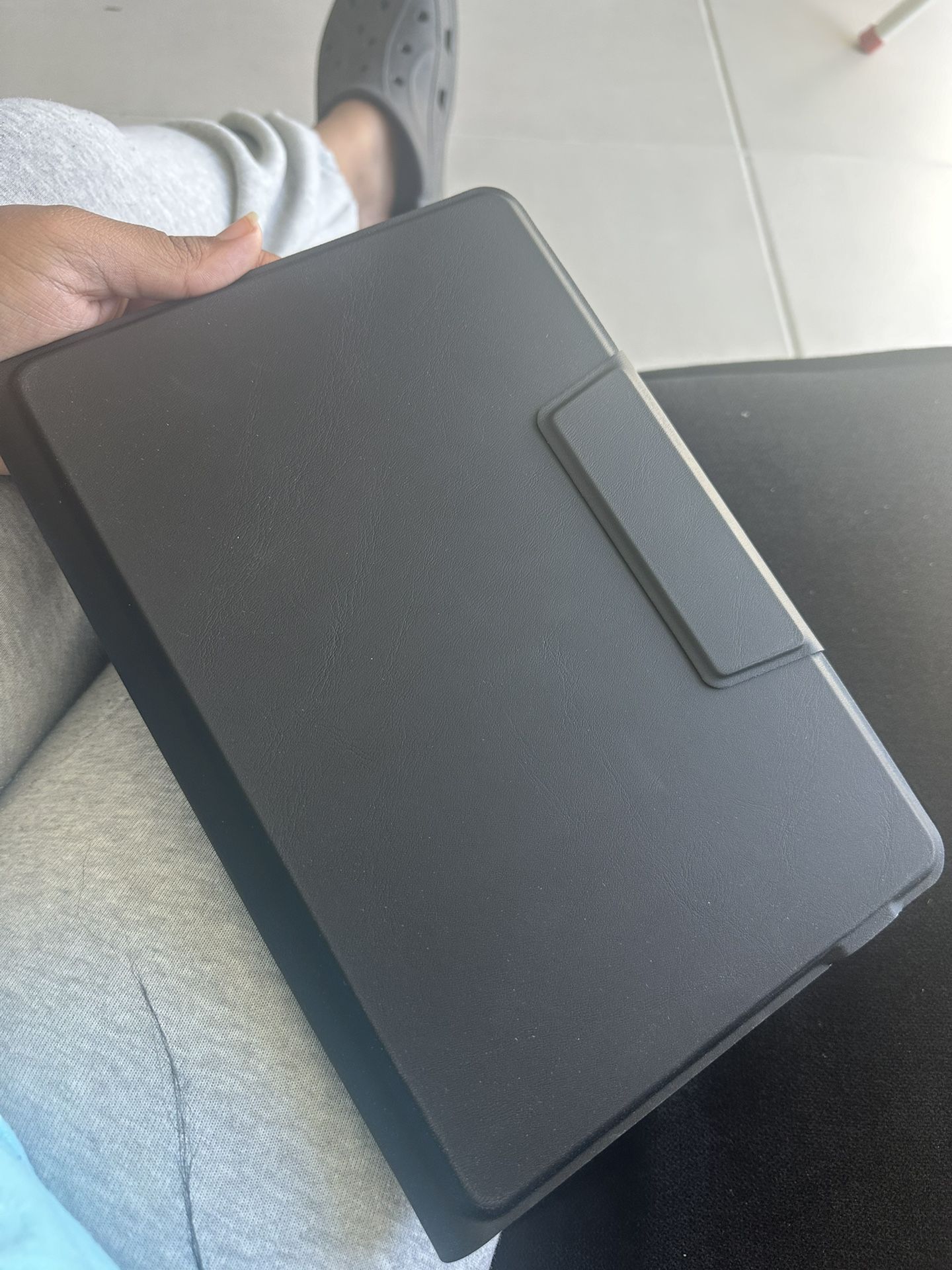 Galaxy/ I Pad Tablet Holder With Keyboard