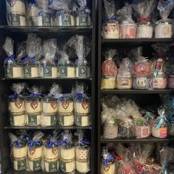 Brand new bath and body works sets-over 400 sets and scents to shop from. $10 each. Message me when you want to swing by. In Gilbert off Higley and ra