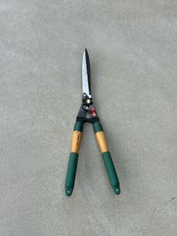 23” Hedge pruning shear — 8” serrated cutting blades