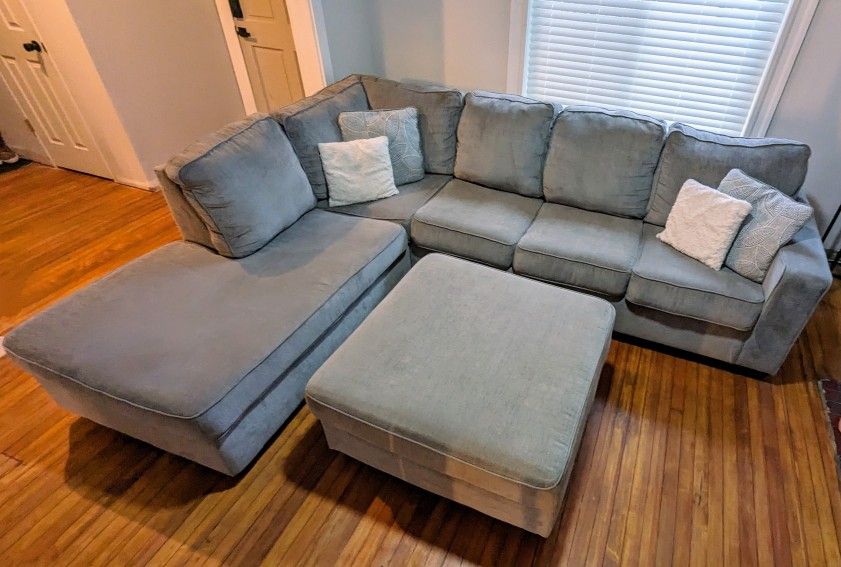 Light gray sectional w/ ottoman