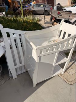 Free crib with drawers, no mattress
