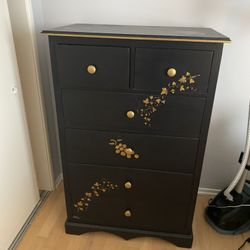 Antique Hand Painted Dresser With 6 Drawer In A Great Condition In Solid Wood 