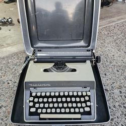 Vintage Remington Quiet-Riter Eleven Miracle Tab Typewriter With Hard Case Read