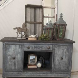 Several Items Of Farmhouse Decor