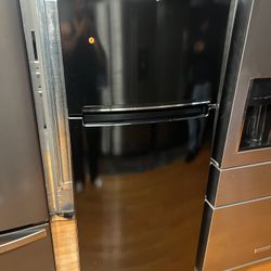 Whirlpool Top Freezer Fridge Black 17cf 