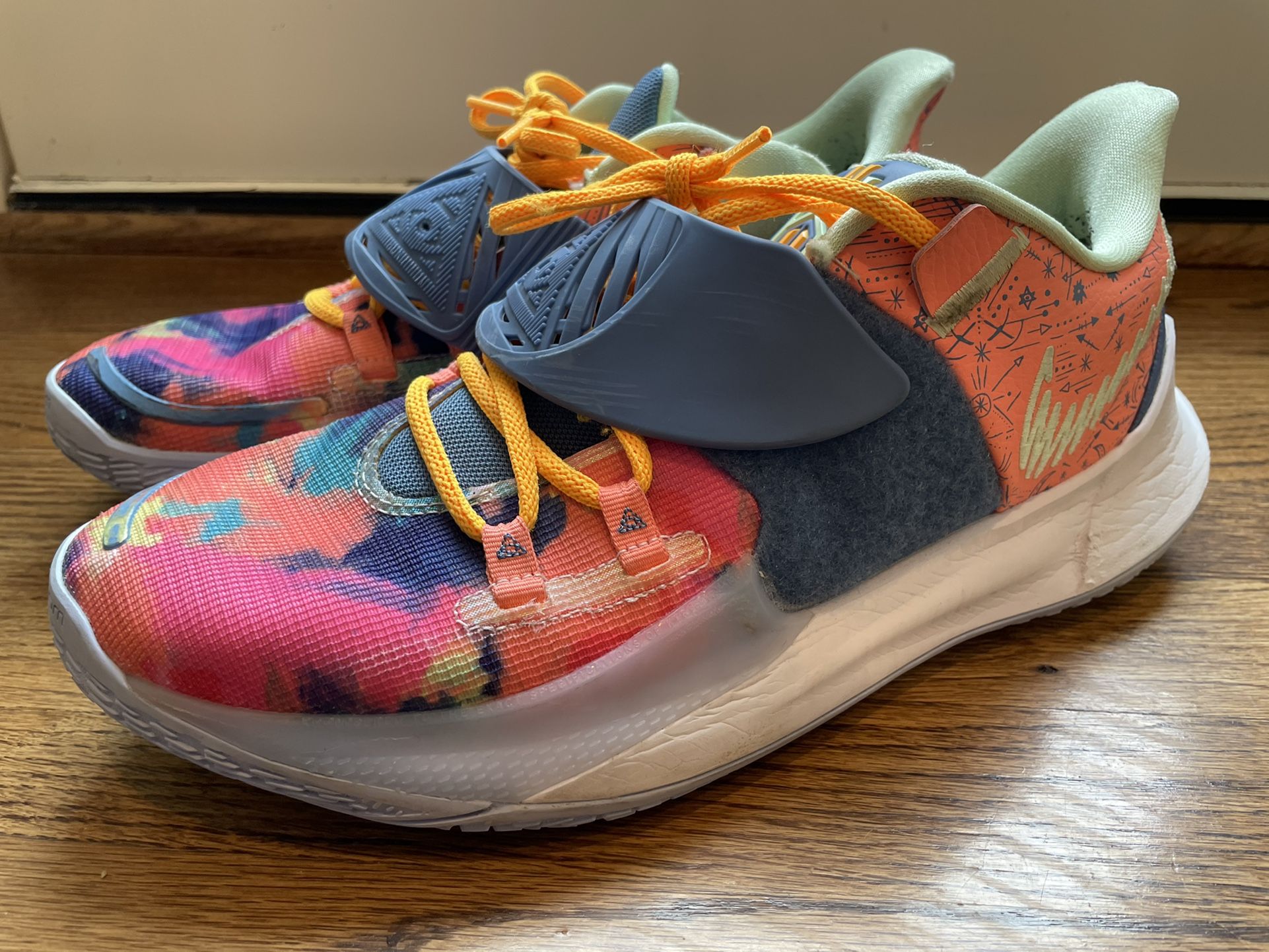 Nike Kyrie Low 3 "Harmony"- Tie-Dye Pink- Size 11.5 US - CJ1286-600. Condition is pre owned and shows signs of wear from usage (I notice a couple of m