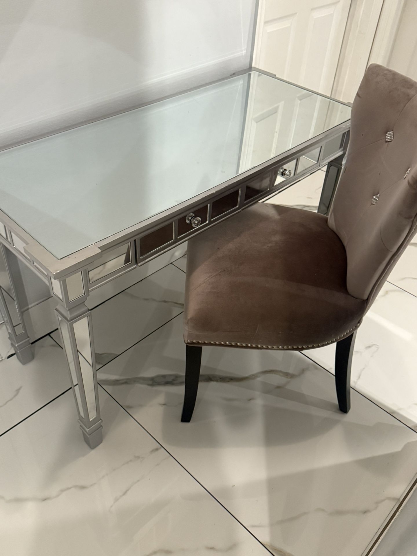 Mirrored Vanity Table With Chair