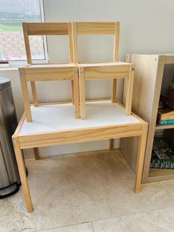 Kids table and chairs