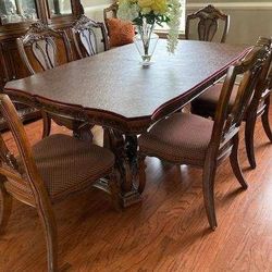 Beautiful Solid Wood Dining Room Set – Excellent Condition