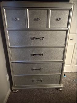 Dresser set comes with 3 missing one handle