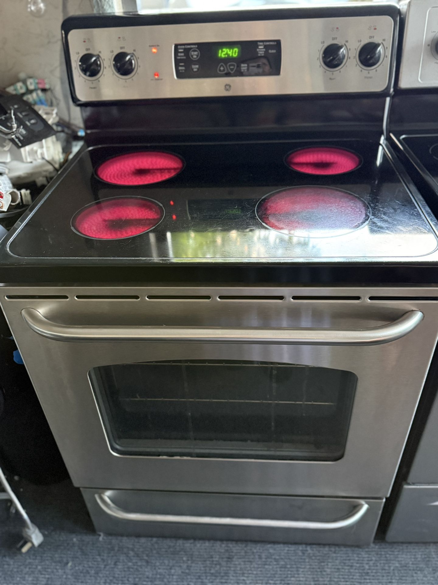 GE stove in very good condition, working at 100%, very clean.