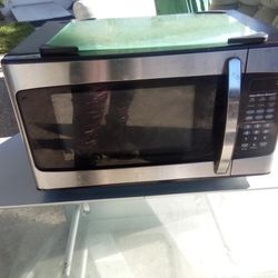 Hamilton Beach Microwave Oven Works Great Comes With Glass Cutting Board $30
