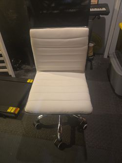 White Armless Ribbed Swivel Task Chair – Great Condition