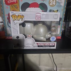 Funko Pop Baymax With Mochi