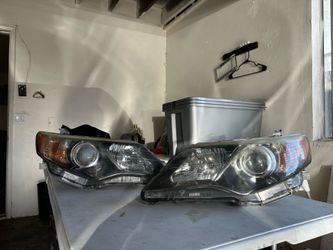 2014 Toyota Camry headlights