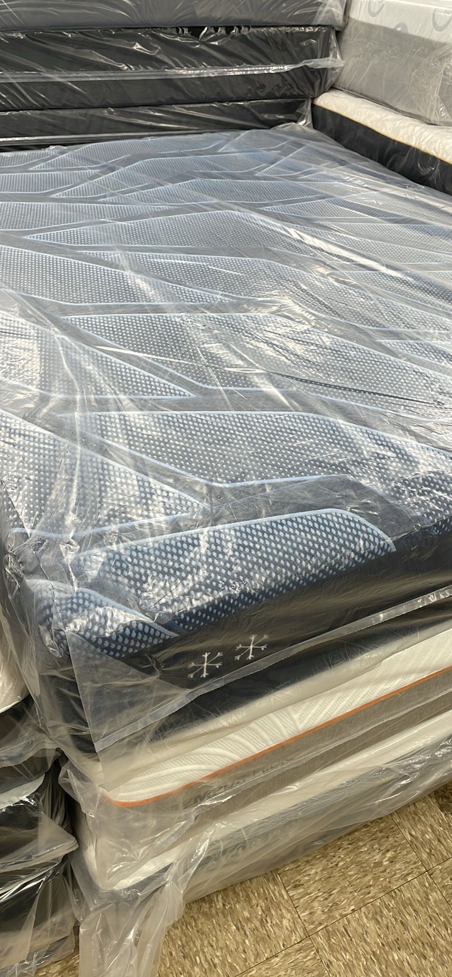 Queen Serta iseries Hybrid