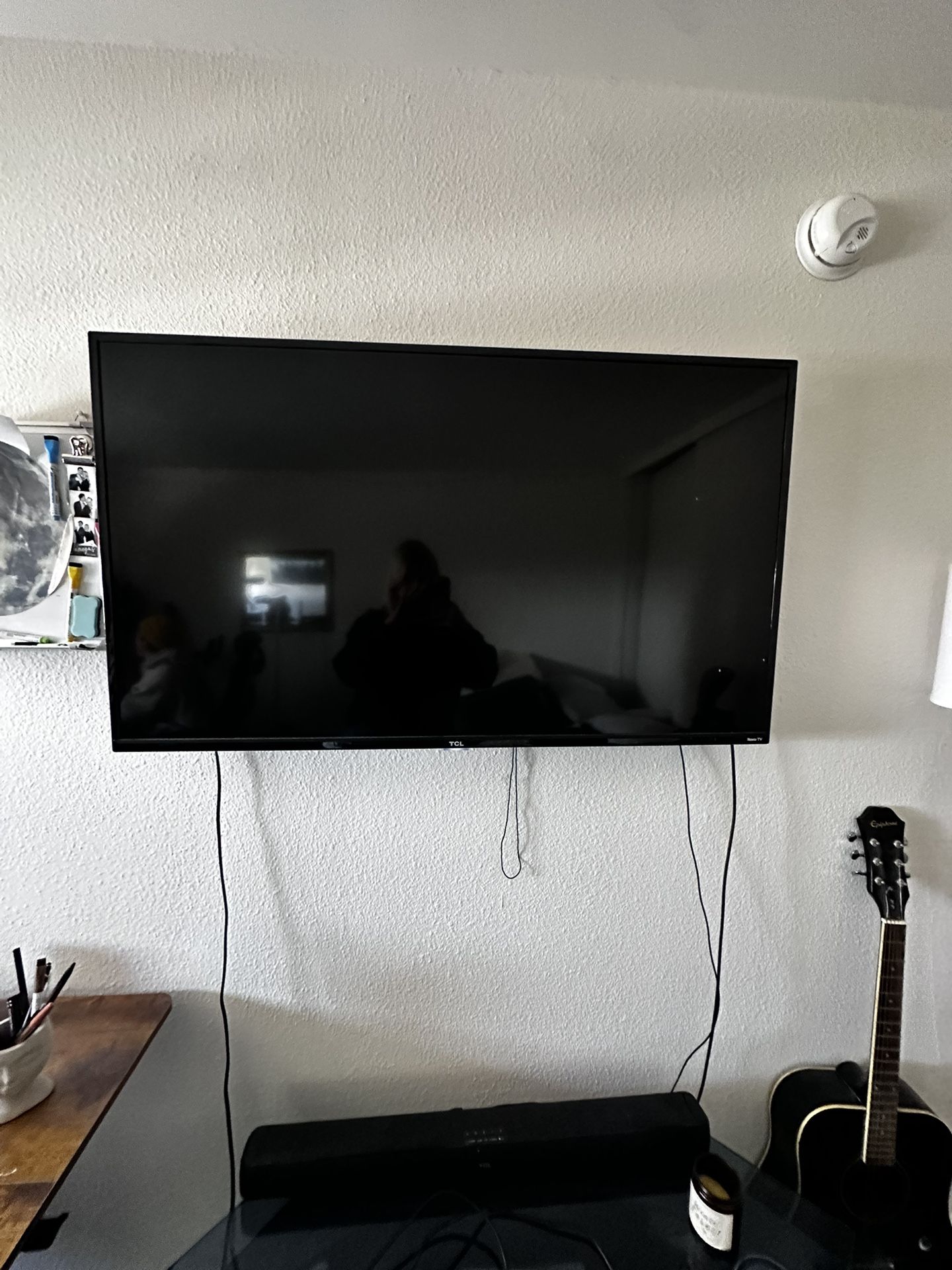 Roku TV - TCL 40-inch + Soundbar, Wall Mount