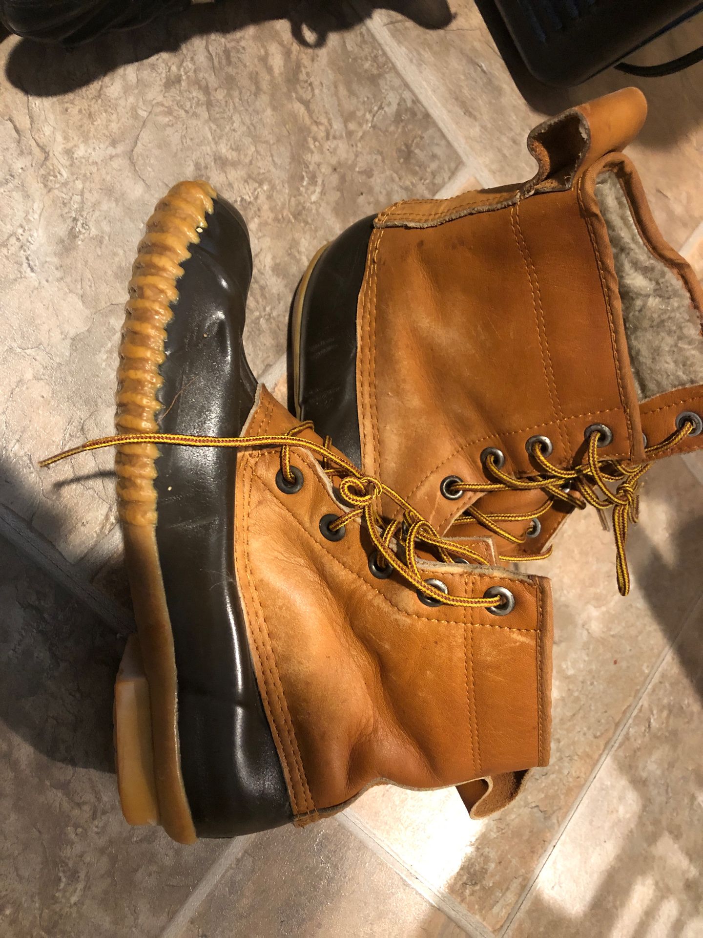 Men’s fur lined waterproof boots size 8