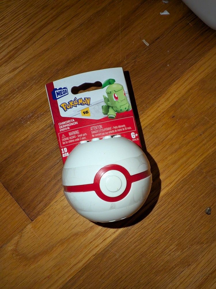 MEGA Pokemon Chikorita Building Set with 19 Pieces and Poke Ball Series 16