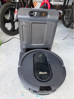 Shark Robot Vacuum with Self-Empty Base – Works – AS IS