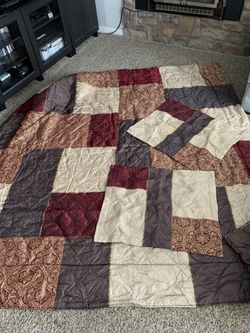 Queen Sized Bed Comforter With Pillow Shams And Pillows