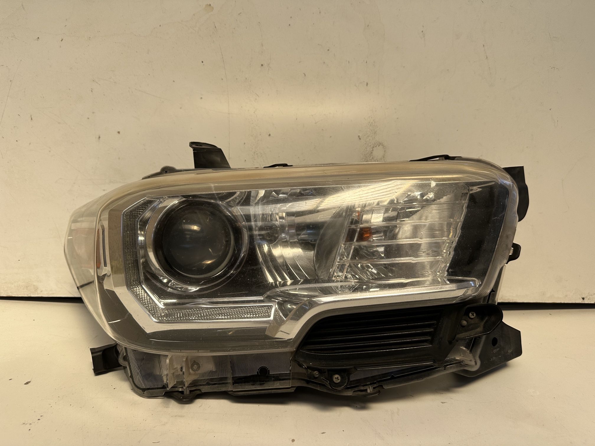 2016 2017 2018 2019 2020 2021 2022 2023 TOYOTA TACOMA FRONT RIGHT PASSENGER SIDE LED HEADLIGHT OEM