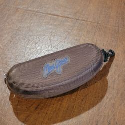 Maui Jim Hard Brown Sunglasses Zipped around Case with Clip. Pre-owned,
very good shape, please see photos for details. Would fit medium to
large si